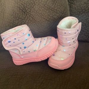Like brand new . Snow boots size 6-7 toddler